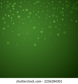 El fondo de navidad de la nieve cae mágicamente. Sutiles copos de nieve volando y estrellas sobre fondo verde navideño. Escenario de vacaciones de nieve en caída mágica.   Ilustración vectorial cuadrada.