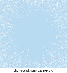 El fondo de navidad de la nieve cae mágicamente. Sutiles copos de nieve volando y estrellas en el fondo azul claro del invierno. Escenario de vacaciones de nieve en caída mágica.   Ilustración vectorial cuadrada.