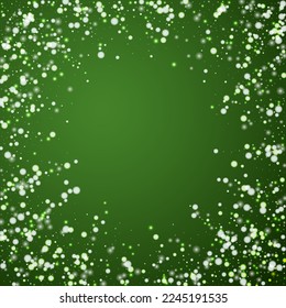 Zauberhafter, fallender Schneeschuhhintergrund. Subtile fliegende Schneeflocken und Sterne auf Weihnachtsgrünem Hintergrund. Zauberhafte Winterurlaubslandschaft.   Square, Vektorgrafik.