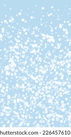 El fondo de navidad de la nieve cae mágicamente. Sutiles copos de nieve volando y estrellas en el fondo azul claro del invierno. Escenario de vacaciones de nieve en caída mágica.   Ilustración vectorial vertical.