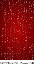 El fondo de navidad de la nieve cae mágicamente. Sutiles copos de nieve volando y estrellas de fondo rojo navideño. Escenario de vacaciones de nieve en caída mágica.   Ilustración vectorial vertical.