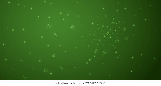 El fondo de navidad de la nieve cae mágicamente. Sutiles copos de nieve volando y estrellas sobre fondo verde navideño. Escenario de vacaciones de nieve en caída mágica.   Ilustración vectorial amplia.