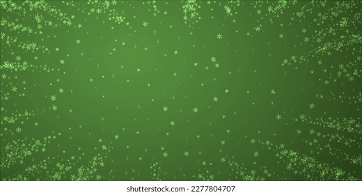 El fondo de navidad de la nieve cae mágicamente. Sutiles copos de nieve volando y estrellas sobre fondo verde navideño. Escenario de vacaciones de nieve en caída mágica.   Ilustración vectorial amplia.