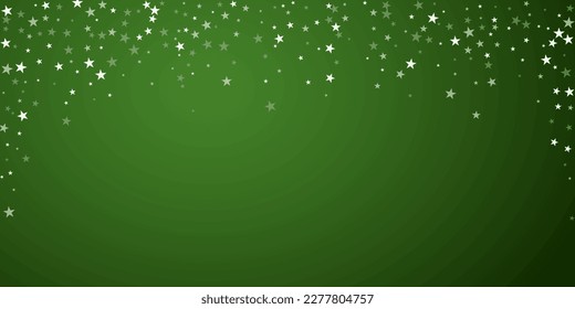 El fondo de navidad de la nieve cae mágicamente. Sutiles copos de nieve volando y estrellas sobre fondo verde navideño. Escenario de vacaciones de nieve en caída mágica.   Ilustración vectorial amplia.