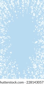 El fondo de navidad de la nieve cae mágicamente. Sutiles copos de nieve volando y estrellas en el fondo azul claro del invierno. Escenario de vacaciones de nieve en caída mágica.   Ilustración vectorial vertical.