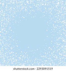 El fondo de navidad de la nieve cae mágicamente. Sutiles copos de nieve volando y estrellas en el fondo azul claro del invierno. Escenario de vacaciones de nieve en caída mágica.   Ilustración vectorial cuadrada.