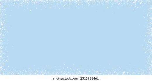 Zauberhafter, fallender Schneeschuhhintergrund. Subtile fliegende Schneeflocken und Sterne auf hellblauem Winterhintergrund. Zauberhafte Winterurlaubslandschaft.   Große Vektorgrafik.