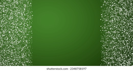 El fondo de navidad de la nieve cae mágicamente. Sutiles copos de nieve volando y estrellas sobre fondo verde navideño. Escenario de vacaciones de nieve en caída mágica.   Ilustración vectorial amplia.