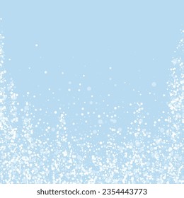 El fondo de navidad de la nieve cae mágicamente. Sutiles copos de nieve volando y estrellas en el fondo azul claro del invierno. Escenario de vacaciones de nieve en caída mágica.   Ilustración vectorial cuadrada.