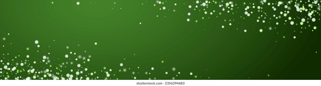 El fondo de navidad de la nieve cae mágicamente. Sutiles copos de nieve volando y estrellas sobre fondo verde navideño. Escenario de vacaciones de nieve en caída mágica.   Ilustración de vector panorámica.