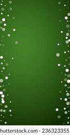 El fondo de navidad de la nieve cae mágicamente. Sutiles copos de nieve volando y estrellas sobre fondo verde navideño. Escenario de vacaciones de nieve en caída mágica.   Ilustración vectorial vertical.