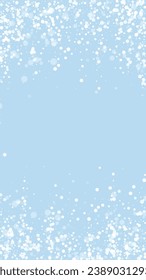 El fondo de navidad de la nieve cae mágicamente. Sutiles copos de nieve volando y estrellas en el fondo azul claro del invierno. Escenario de vacaciones de nieve en caída mágica.   Ilustración vectorial vertical.