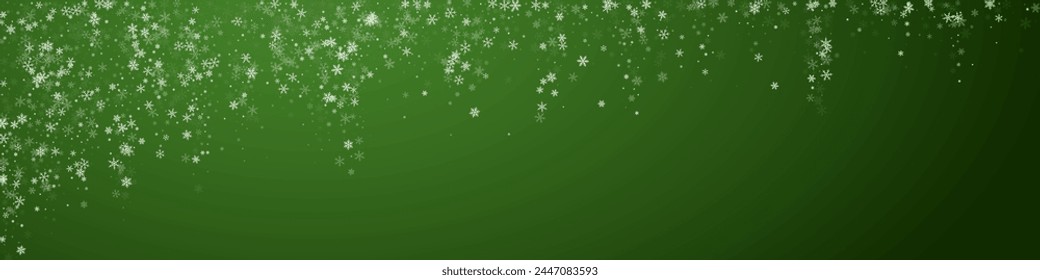 Fondo mágico de la Navidad de la nieve. Sutiles copos de nieve voladores y estrellas en el fondo verde de Navidad. Paisaje mágico de las vacaciones de nieve.   Ilustración vectorial panorámica.