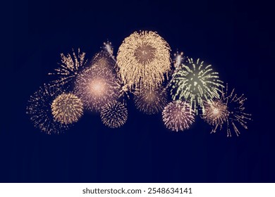 Fogos de artifício mágicos no céu noturno, fundo de Natal para design de férias, cartaz, cartão postal em um fundo transparente, png. Luzes de férias.