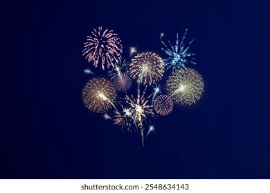 Fogos de artifício mágicos no céu noturno, fundo de Natal para design de férias, cartaz, cartão postal em um fundo transparente, png. Luzes de férias.