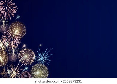 Fogos de artifício mágicos no céu noturno, fundo de Natal para design de férias, cartaz, cartão postal em um fundo transparente, png. Luzes de férias.