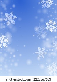 Diseño mágico y pesado de copos de nieve. Polvo de invierno partículas cristalinas. El fondo azul cielo de nieve. El tema de la navidad es un tema borroso de copas de nieve. Paisaje de la estación fría de nieve.