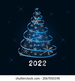 Magnífico árbol de Navidad plateado de copos de nieve con una cinta azul sobre un fondo azul oscuro. Feliz Navidad y Feliz Año Nuevo 2022. Ilustración vectorial.