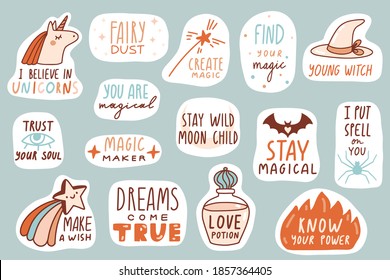 Colección de parches mágicos. Pegatinas, insignias, impresiones para niños con citas, garabatos y letras. Amar la poción, hacer un deseo, los sueños hacerse realidad. Un vector de dibujos animados. Ilustraciones inspiradoras de estilo plano