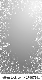 El fondo navideño de las estrellas mágicas. Sutiles copos de nieve volando y estrellas de fondo gris. Admirable plantilla de superposición de copos de nieve de plata de invierno. Ilustración vertical magnética.