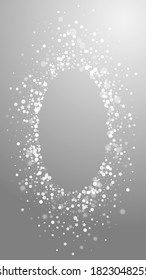 El fondo navideño de las estrellas mágicas. Sutiles copos de nieve volando y estrellas de fondo gris. Admirable plantilla de superposición de copos de nieve de plata de invierno. Ilustración vertical cautivadora.