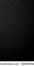 El fondo navideño de las estrellas mágicas. Sutiles copos de nieve volando y estrellas de fondo negro. Admirable plantilla de superposición de copos de nieve de plata de invierno. Ilustración vertical radiante.