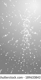 El fondo navideño de las estrellas mágicas. Sutiles copos de nieve volando y estrellas de fondo gris. Funda de capa superpuesta de copos de nieve de plata de invierno. Ilustración vertical óptima.