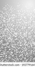 El fondo navideño de las estrellas mágicas. Sutiles copos de nieve volando y estrellas de fondo gris. Divertido modelo de superposición de copos de nieve de plata de invierno. Ilustración vertical adicional.