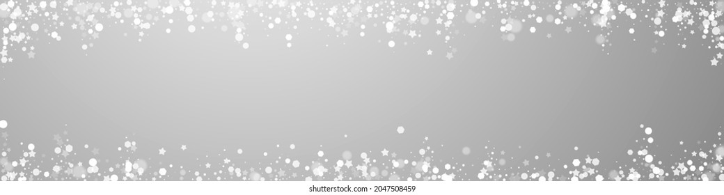 Magische Sterne Weihnachtshintergrund. Subtile fliegende Schneeflocken und Sterne auf grauem Hintergrund. Atemberaubende Winterschneeflocke. Frische Panoramabildung.