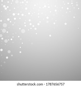 El fondo navideño de las estrellas mágicas es aleatorio. Sutiles copos de nieve volando y estrellas en fondo gris claro. Funda de capa superpuesta de copos de nieve de plata de invierno. Ilustración vectorial limpia.