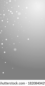 El fondo navideño de las estrellas mágicas es aleatorio. Sutiles copos de nieve volando y estrellas de fondo gris. Funda de capa superpuesta de copos de nieve de plata de invierno. Gran ilustración vertical.
