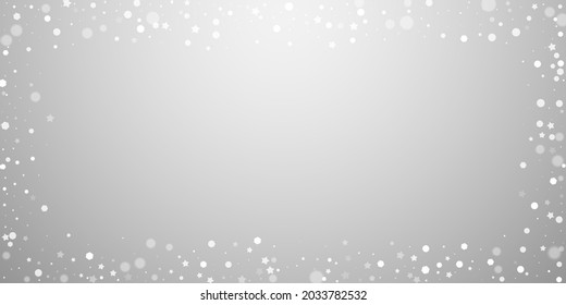 El fondo navideño de las estrellas mágicas es aleatorio. Sutiles copos de nieve volando y estrellas en fondo gris claro. Impresionante plantilla de superposición de copos de nieve de plata de invierno. Ilustración vectorial digna de mención.