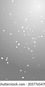 El fondo navideño de las estrellas mágicas es aleatorio. Sutiles copos de nieve volando y estrellas de fondo gris. Funda de capa superpuesta de copos de nieve de plata de invierno. Abrumadora ilustración vertical.