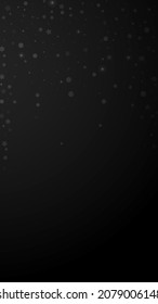 El fondo navideño de las estrellas mágicas es aleatorio. Sutiles copos de nieve volando y estrellas de fondo negro. Impresionante plantilla de superposición de copos de nieve de plata de invierno. Ilustración vertical inmaculada.