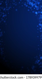 Las estrellas mágicas brillan por su ausencia. Sutiles copos de nieve volando y estrellas en un fondo azul oscuro. Plantilla de superposición de copos de nieve de plata de invierno real. Maravillosa ilustración vertical.