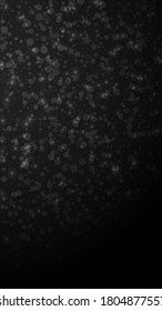 Las estrellas mágicas brillan por su ausencia. Sutiles copos de nieve volando y estrellas de fondo negro. Divertido modelo de superposición de copos de nieve de plata de invierno. Ilustración bastante vertical.