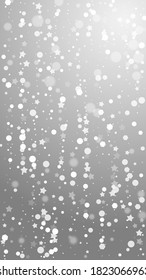 Las estrellas mágicas brillan por su ausencia. Sutiles copos de nieve volando y estrellas de fondo gris. Plantilla de superposición de copos de nieve de plata en invierno vivo. Encantadora ilustración vertical.