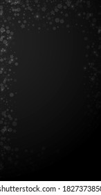 Las estrellas mágicas brillan por su ausencia. Sutiles copos de nieve volando y estrellas de fondo negro. Impresionante plantilla de superposición de copos de nieve de plata de invierno. Maravillosa ilustración vertical.