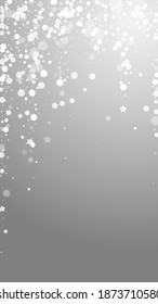 Magische Sterne spärlichen Weihnachtshintergrund. Subtile fliegende Schneeflocken und Sterne auf grauem Hintergrund. Winterschneeflocken-Overlay-Vorlage für Silberschneeflocken. Beeindruckende vertikale Illustration.