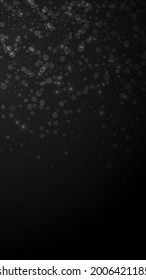 Las estrellas mágicas brillan por su ausencia. Sutiles copos de nieve volando y estrellas de fondo negro. Divertido modelo de superposición de copos de nieve de plata de invierno. Digna ilustración vertical.