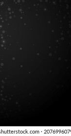 Magische Sterne spärlichen Weihnachtshintergrund. Subtile fliegende Schneeflocken und Sterne auf schwarzem Hintergrund. Echte Winterschneeflocken-Overlay-Vorlage. Schöne vertikale Abbildung.