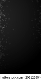 Las estrellas mágicas brillan por su ausencia. Sutiles copos de nieve volando y estrellas de fondo negro. Funda de capa superpuesta de copos de nieve de plata de invierno. Ilustración vertical artística.