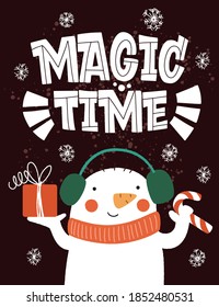 Tiempo Mágico. Hombre de nieve con sombrero y bufanda con un regalo en la mano. Magnífica inscripción para tarjetas de felicitación, pegatinas, carteles, impresiones y decoración interior casera. Feliz Navidad y Feliz Año Nuevo 2021.