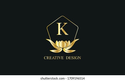 Magnífico monograma real con letra K sobre fondo negro. Elegante logo floral dorado para negocios, restaurante, boutique, café, hotel y más.
