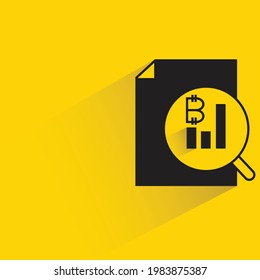 gráfico de magnificación y bitcoin con sombra sobre fondo amarillo