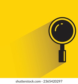 amplificador con sombra sobre fondo amarillo