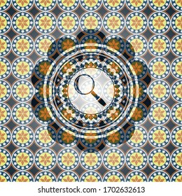 icono de aumento de cristal dentro del fondo de la placa árabe. Decoración árabe. 