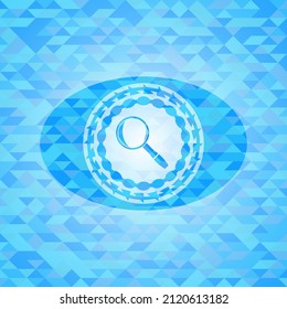 icono de la lupa en el interior del emblema azul claro con fondo de mosaico triangular. 