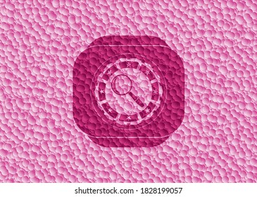 icono de lupa en el interior de un emblema rosado realista con fondo de burbujas. Ilustración vectorial. Detallado. 