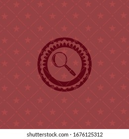 icono de lupa dentro del emblema rojo